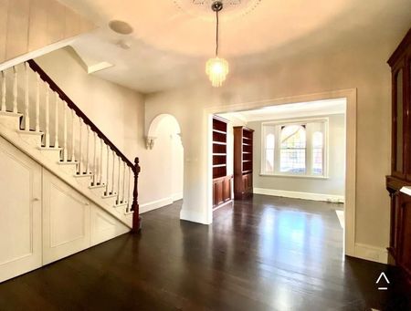 A CLASSIC LUXURY 5 BEDROOM TERRACED HOME - Photo 2