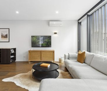 Sophisticated designer haven in an ultra-convenient location - Photo 1