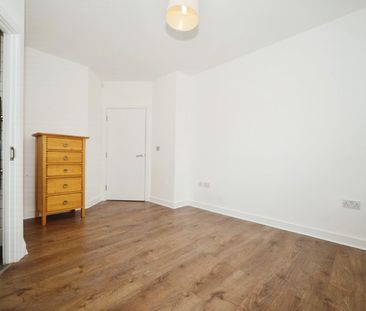 2 Bed Flat, Highfield Close, SE13 - Photo 5