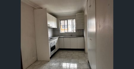 Spacious living room roomy kitchen with parking - Photo 3