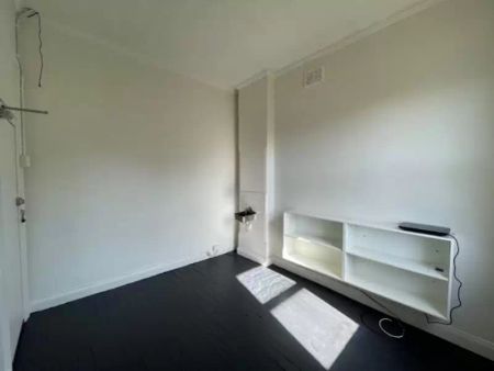 Studio with 1 bedroom & 1 bathroom - Photo 3