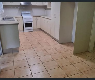 3 bedroom airconditioned house Bayview Heights - Photo 2