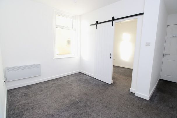 To Let 1 Bed Flat - Photo 1