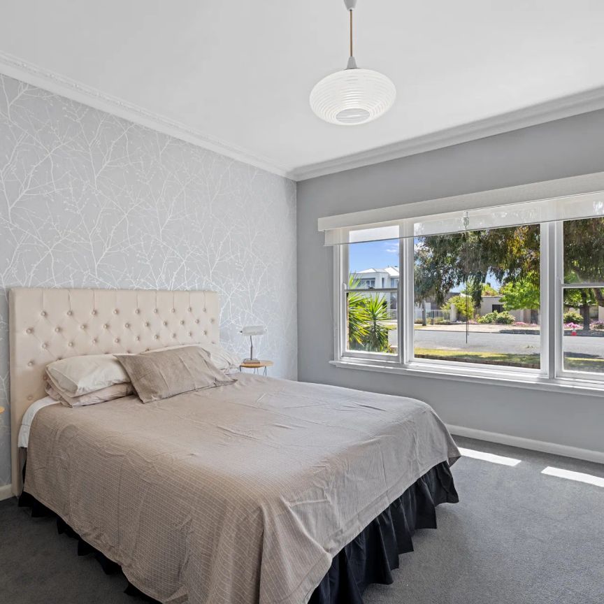 Timeless charm meets modern design, Located in perfect Flora Hill position. - Photo 1