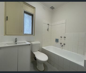 PERFECTLY POSITIONED WITH RENOVATED KITCHEN! - Photo 5