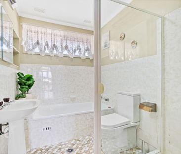 Modern Family Living in a Quiet, Sought-After Ruse Pocket! - Photo 2