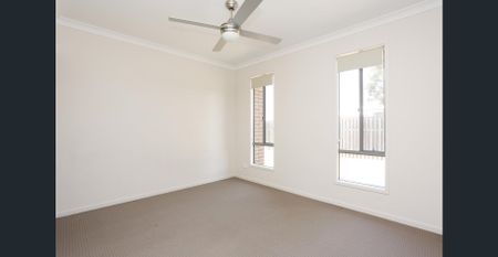Spacious family home on large corner block - Photo 2