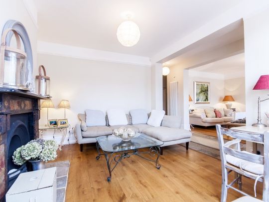 Church Green, Witney - Photo 1