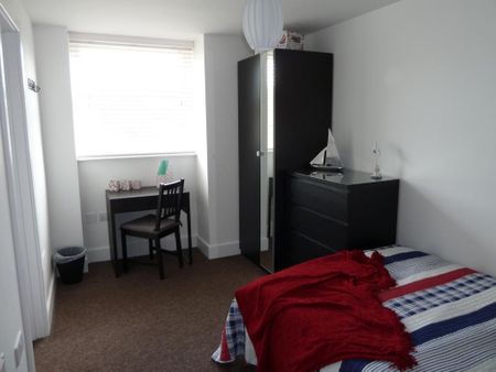 1 bedroom in a house share to rent - Photo 2