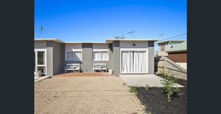 Charming Two Bedroom Unit - Photo 5