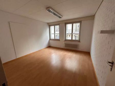 JOLI BUREAU DE 3 PIECES A LOUER A FRIBOURG - RUE DE ROMONT 20 - AU 4EME ETAGE - Foto 3