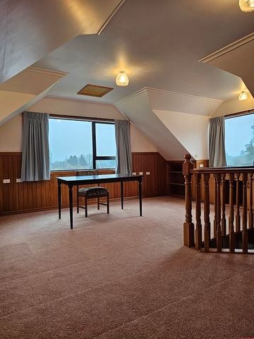 Charming 3-storey 5 bedroom Home w/ Deck & Garden! - Photo 5