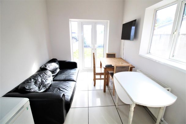 Room For Rent 283 Fawcett Road, Southsea - Photo 1