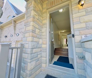 Condo Townhouse For Lease | E9233655 - Photo 2