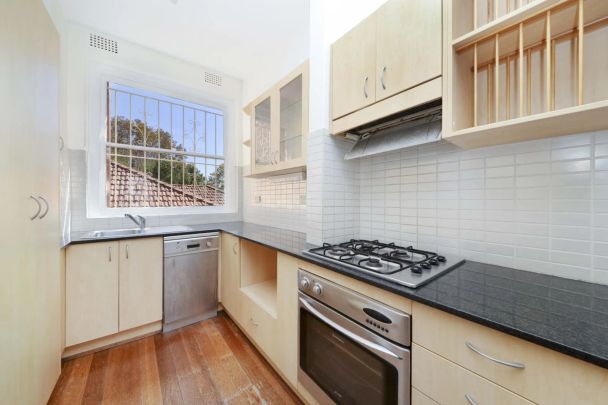 Light filled apartment in prime location - Photo 1