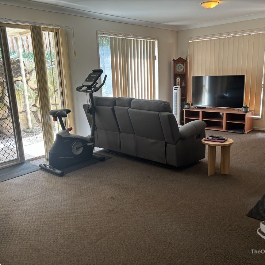 Air-Conditioned Two-Storey Townhouse in Belmont Villas - Photo 1