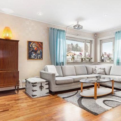 Mysigt hus med trädgård - Photo 1