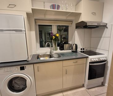 Studio Flat, Abbess Close, E6 - Photo 1