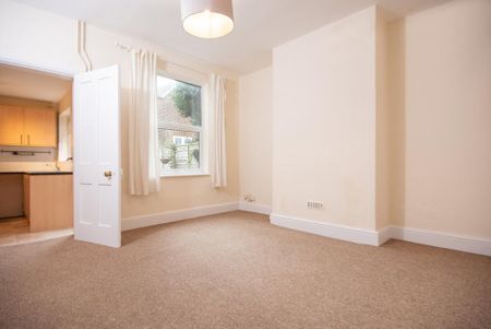 3 bedroom end of terrace house to rent - Photo 2