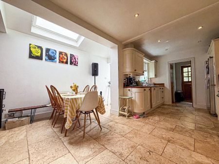 4 bedroom terraced house to rent - Photo 5