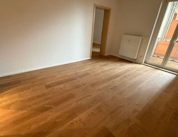 NEUES Laminat- im 2. OG - Bad mit Fenster - Photo 1