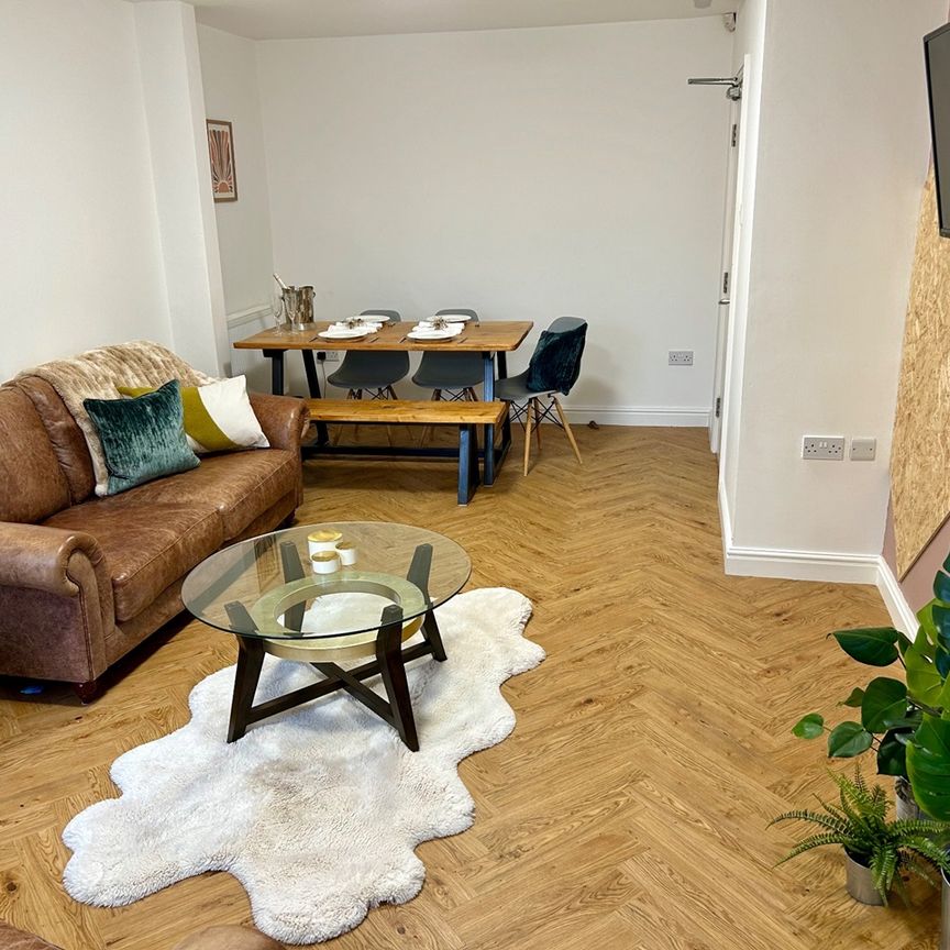 7 Bed Terraced House, Lawrence Road, L15 - Photo 1