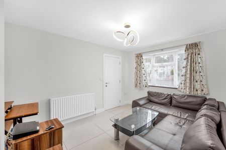 The Crescent, Harlington, Hayes, UB3 5NB - Photo 2