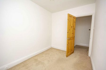 4 bedroom semi-detached house to rent - Photo 3