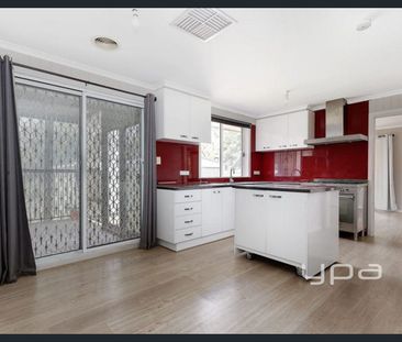 PRIME LOCATION! - Photo 1