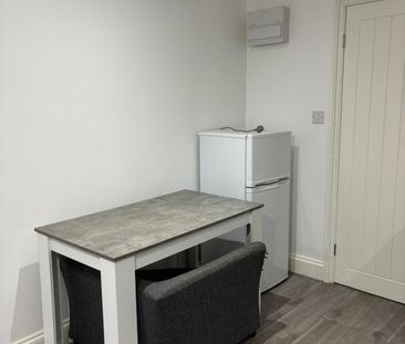 Studio flat close to goodmayes station- ideal for working couples - Photo 1