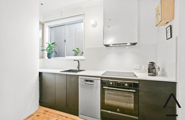 Fully Furnished Chic Art Deco Studio in the Heart of Potts Point - Photo 1