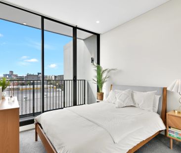 Beautifully Designed Two bedroom Apartment with City Views - Photo 6