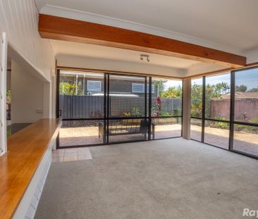 SPACIOUS 3 BEDROOM TOWNHOUSE!! - Photo 2