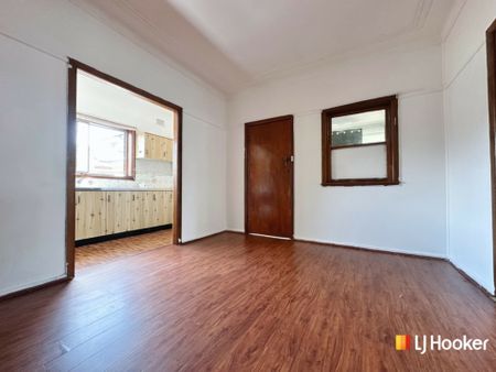 Neat & Tidy Family home in Blacktown CBD! - Photo 2