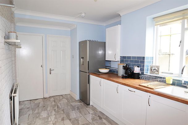 Spacious well presented double bedroom apartment with the sea at the bottom of your street! Offered to let part-furnished. Available 19th August 2024. - Photo 1