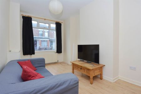 27 London Road, BELFAST, BT6 8EY - Photo 2