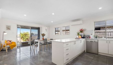 Modern Four Bedroom Family Home with Additional Lounge Area - Photo 3