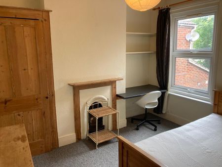 5 Bed Terraced House, Milton Road, SO15 - Photo 2