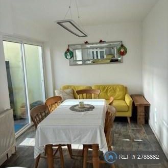 4 bedroom semi-detached house to rent - Photo 1