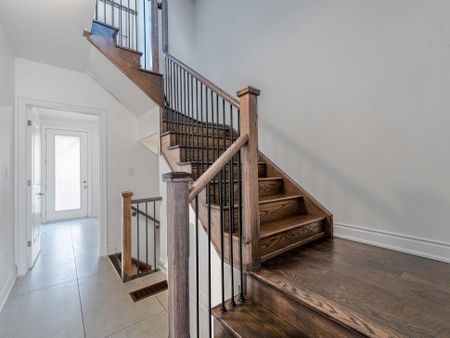For Lease - 250 Vermont Avenue, Newmarket, Ontario - Photo 3
