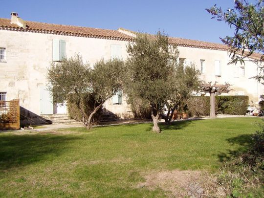 Sur la commune de saliers entre Arles et St Gilles, dans une résidence avec piscine, T2 de 52m², - Photo 1