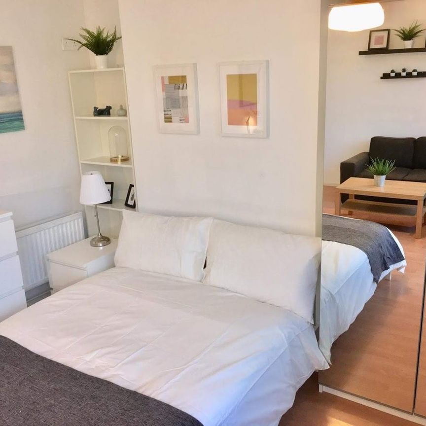 Room in a Shared Flat, Fowler House, SW8 - Photo 1