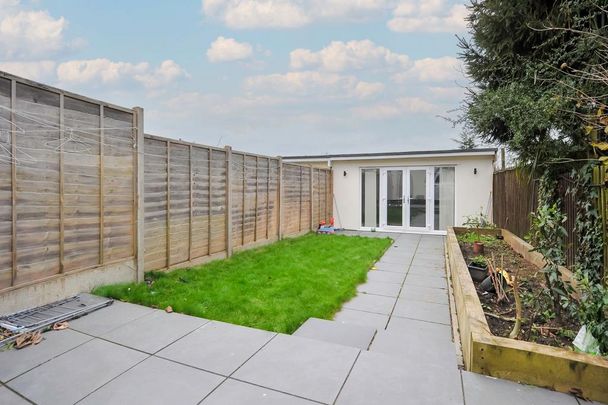 2 bedroom end of terrace house to rent - Photo 1