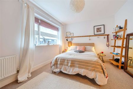 A beautifully presented two-bedroom home with parking. - Photo 4