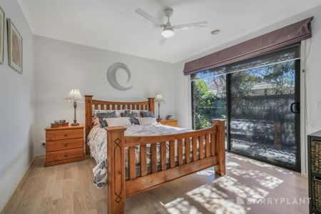 “Beautiful Family Home in Sought-After Lakeside Estate” - Photo 4