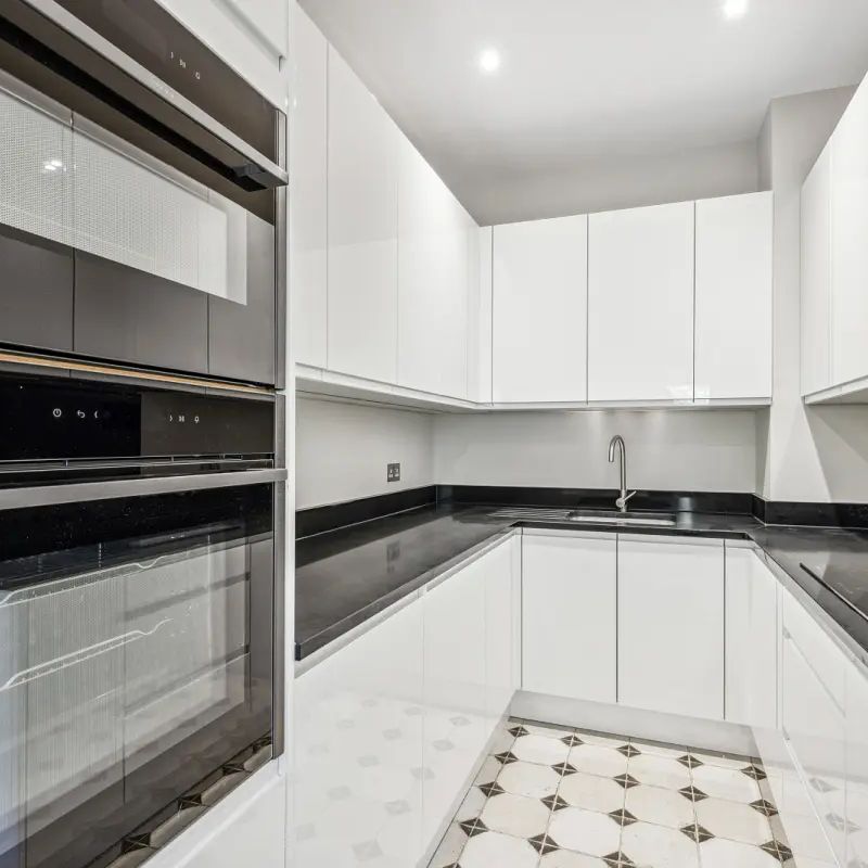 2 bedroom flat in London - Photo 1