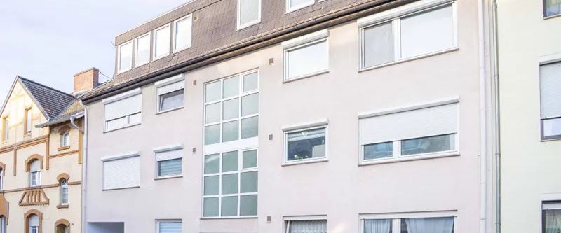 Nettes Dachgeschoss-Appartement mit Einbauküche und Aufzug in ruhiger Lage - Photo 1