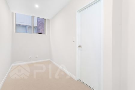 Top Location, Luxury Apartment, Easy access to public transport, schools and shopping centre. - Photo 5