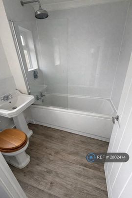 4 bedroom semi-detached house to rent - Photo 1