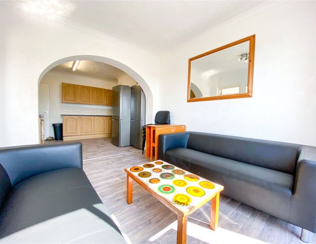 6 bedroom semi-detached house to rent - Photo 1